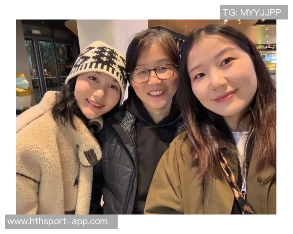 幸福满满的一家人库嫂分享全家福照甜蜜瞬间温馨满溢