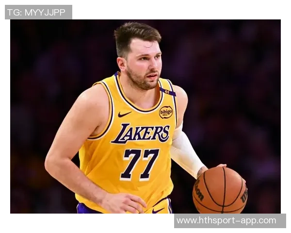 东契奇训练时单脚投三分球10米远险些命中引发里夫斯惊叹 东契奇训练时单脚投三分球10米远险些命中引发里夫斯惊叹